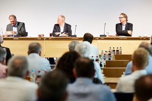 Neuer RPV-Verbandsvorsitzender Bürgermeister Stefan Schelle (links) mit RPV-Geschäftsführer Christian Breu (Mitte) und Thomas Bläser, Regionsbeauftragter der Region München bei der Regierung von Oberbayern  © Regionaler Planungsverband München (RPV) / oliver jung fotografie